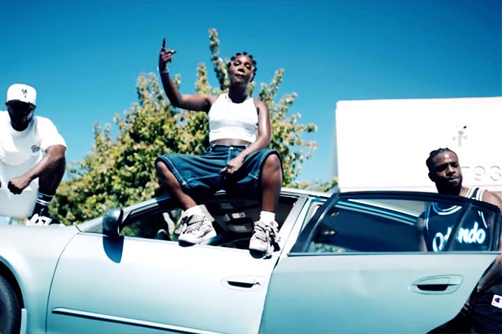 Na juventude, ela fez atividades artísticas diversas, como sapateado, teatro e ginástica, além de ter cantado em corais. 
