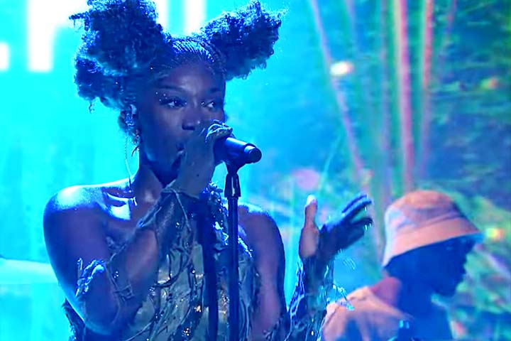 Neste ano, Doechii já lançou uma música nova. Trata-se de “Nosebleeds”, que tem na capa um troféu do Grammy.
