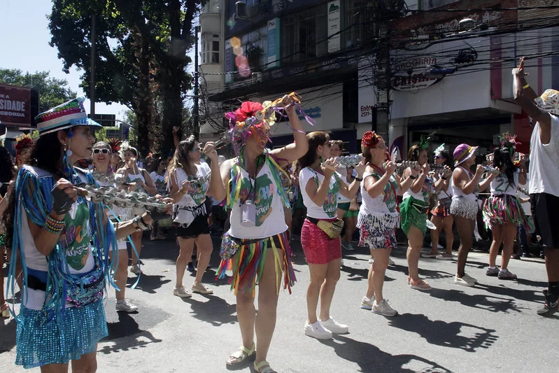O Carnaval taí. E as cuícas, pandeiros e surdos de terceira começam a tocar mais alto. 
Longe do Sambódromo da 
Sapucaí e dos desfiles na TV vive firme e forte outra tradição carnavalesca do Rio de Janeiro. 