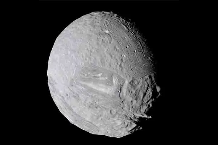 Estudo conduzido por cientistas das universidades Johns Hopkins e Dakota do Norte identificou sinais de que a superfície de Miranda, uma lua de Urano, contém vastas reservas de água. Essa lua foi descoberta por Gerard Kuiper em 1948 e é notável por sua superfície extremamente variada.
