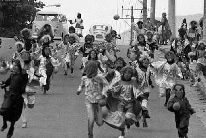 Os relatos são de que, no início do século XX, eruditos chamavam os foliões fantasiados de Clown e que o termo, abrasileirado, virou Clóvis. 