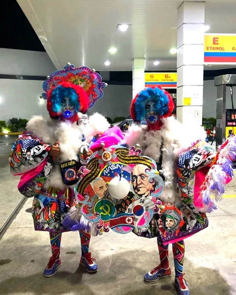 Outra história dos Bate-bolas afirma que eles surgiram no Rio de Janeiro sobre a influência da colonização portuguesa e de outras festas, como a Folia de Reis.