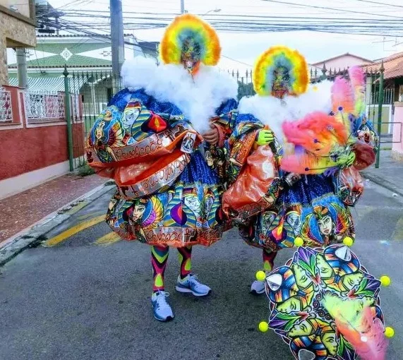 Há ainda quem diga que escravos libertos, que eram perseguidos injustamente pela polícia, vestiam as fantasias para poder brincar livremente o Carnaval e usar o Bate-bola para protestar contra a opressão. 