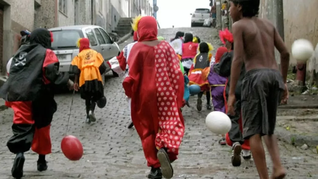 Assim, não seguindo regras e batendo com força no chão as bolas  mostravam que tinham força e poder para juntos incomodar e transformar. Na época, as bolas seriam feitas a partir de bexiga de boi.