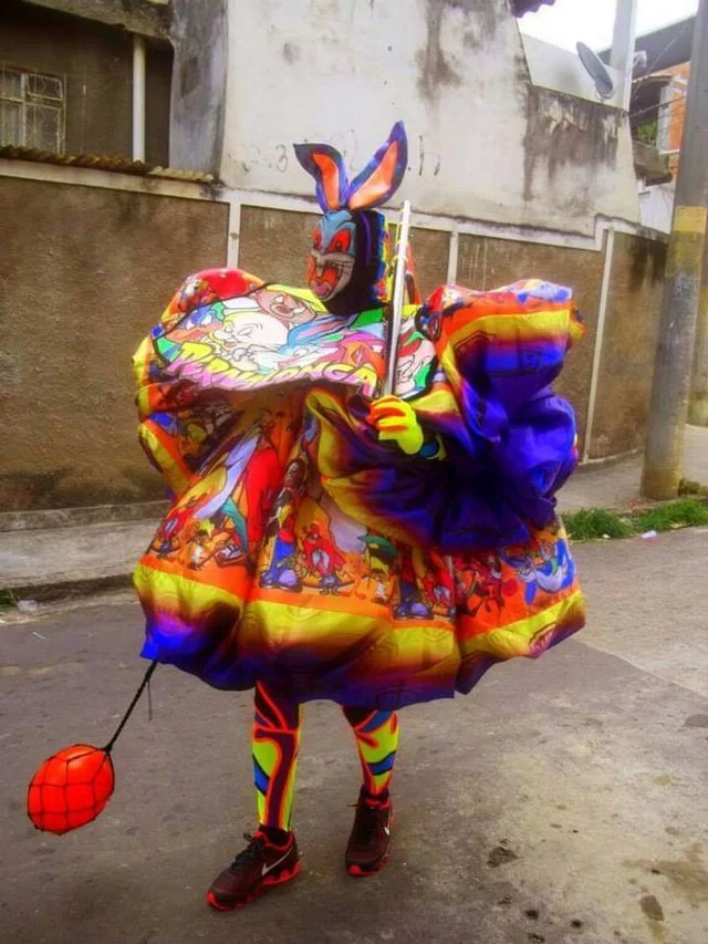 Mas os Clóvis/Bate-bolas vão muito além de uma simples roupa colorida e uma máscara um tanto quanto assustadora. 