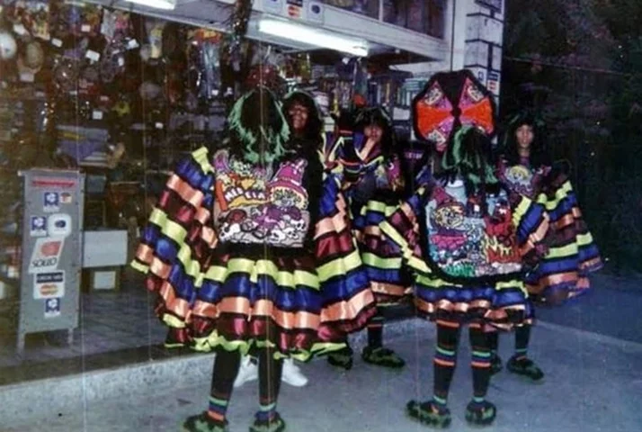 A cultura dos Clóvis/Bate-bolas faz parte da essência do carnaval dos subúrbios do Rio de Janeiro. 