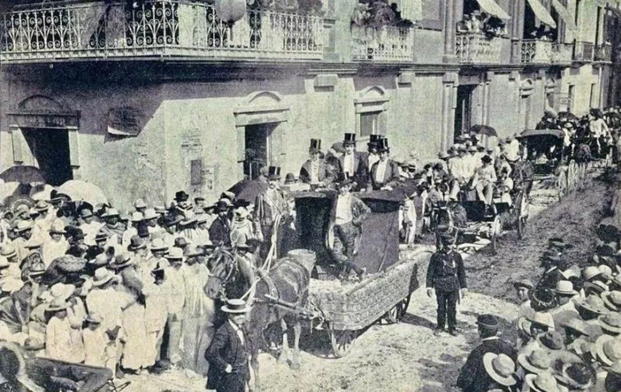 Por fim, a data do Carnaval não é fixa, pois depende da data da Páscoa. A terça-feira de Carnaval, portanto, é fixada 47 dias antes da Páscoa. 