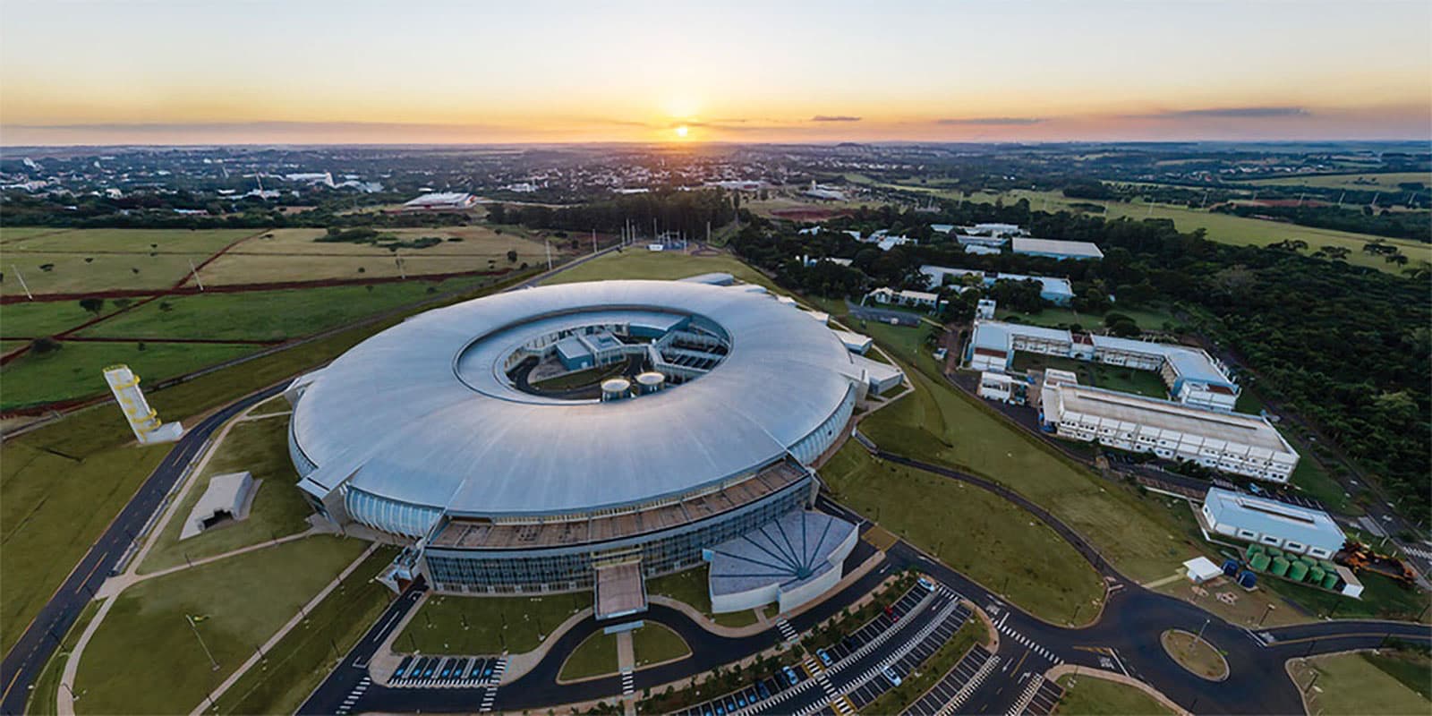 Após congelarem os exemplares do bulbo olfatório, os estudiosos os fatiaram e inseriram enzimas para tornar possível identificar partículas que estivessem em regiões profundas. Esse material foi encaminhado ao Centro Nacional de Pesquisa em Energia e Materiais (CNPEM), em Campinas, onde as amostras foram iluminadas por um tipo de luz altamente energética por uma semana com feixe de radiação infravermelha. 
