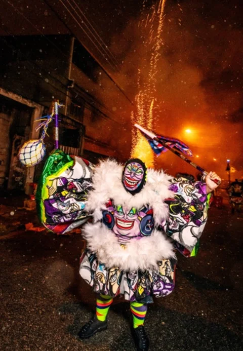 A saída dos grupos/turmas é uma festa com queima de fogos de artifício, equipe de som, churrascos ao som de samba e funk.