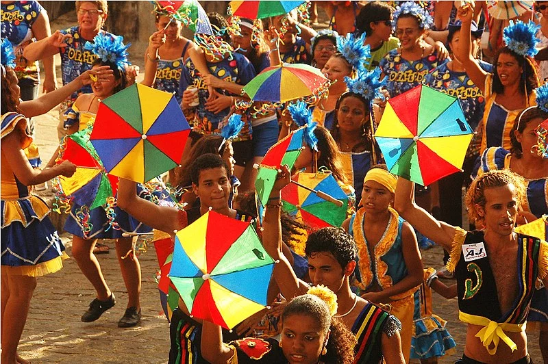 Os Carnavais de Recife e Olinda apresentam festas multifacetadas, com blocos de rua, desfiles e apresentações musicais. É um evento que celebra a cultura pernambucana e atrai muitos turistas. 