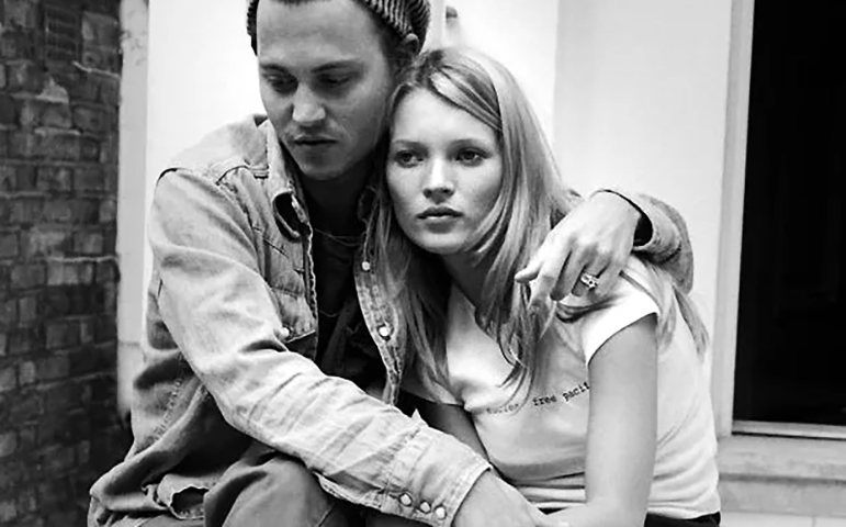 A modelo Kate Moss também desmentiu Amber no tribunal. Ela foi chamada para depor porque Amber disse que Kate - namorada de Depp entre 1994 e 1998 - também tinha sido vítima de Depp. Ele teria empurrado Kate da escada.