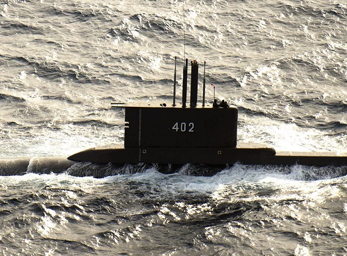 KRI Nanggala-402 (2021): No mês de abril de 2021, foi descoberto que o submarino indonésio KRI Nanggala-402 havia se partido em mais de três partes. Todos os 53 membros da tripulação perderam suas vidas.
