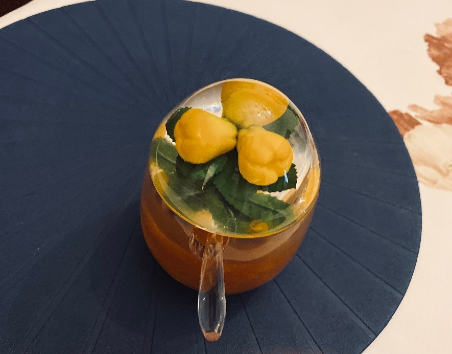 Como fazer? Descasque e corte o marmelo, cozinhe com água até amolecer. Adicione açúcar e continue cozinhando até obter uma geleia espessa e clara.