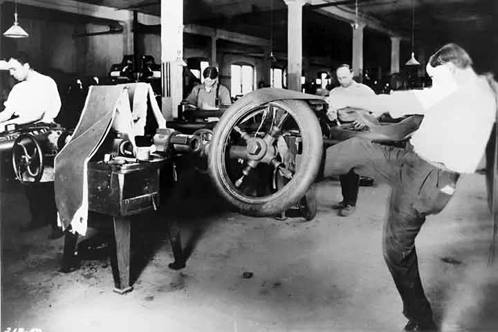 No final do século XIX, a borracha tornou-se essencial para indústrias como a automobilística, na fabricação de pneus, e a elétrica, em fios e isolamentos. Isso aumentou a demanda pelo produto.