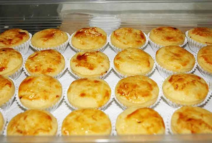 O salgado é feito com uma “massa podre, preparada de farinha com gordura para assar. Ele pode ter recheios variados: carne, carne-seca, frango, requeijão (catupiry), camarão, palmito, entre outros.