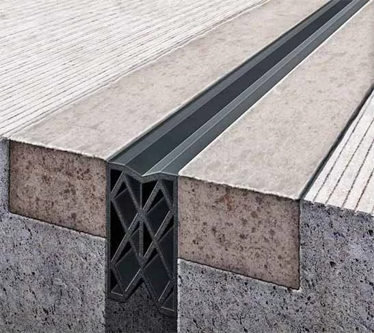 A borracha é usada como isolante em construções, absorvendo vibrações e vedando estruturas. Isso melhora a eficiência energética e a durabilidade dos edifícios.
