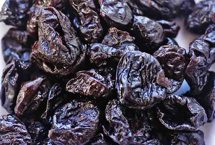 A ameixa preta é outro alimento importante, pois contém pectina, um tipo de fibra solúvel que ajuda no trânsito intestinal. Ela também apresenta sorbitol, um tipo de açúcar que facilita o funcionamento do intestino. 
