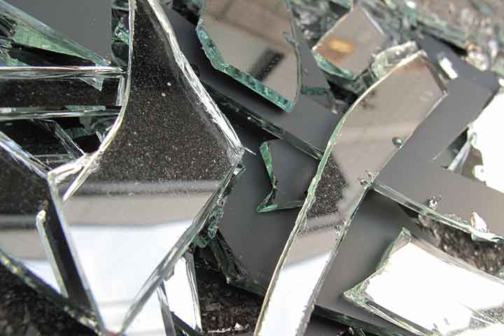 Mas há sociedades, como a paquistanesa, que acreditam no efeito inverso do estilhaçar de um espelho. A quebra acidental do objeto, ou de um vidro qualquer, seria sinal de que bons acontecimentos se avizinham. 
