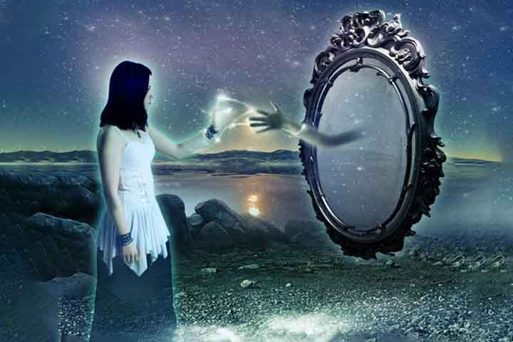 Portal para o submundo - Na América pré-Colombiana, os astecas acreditavam que o deus Tezcatlipoca, senhor da noite e da morte, fazia a passagem entre o mundo terreno e o espiritual por espelhos. 
