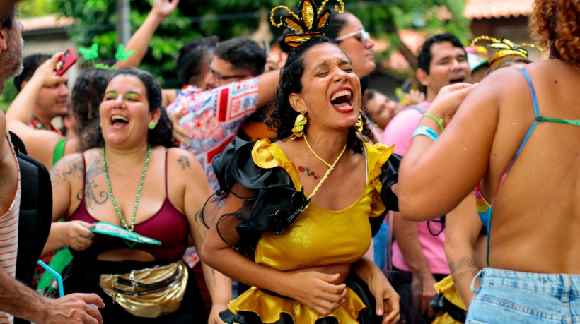 Foliões celebrando a diversidade no pré-Carnaval no Benfica e na praça da Gentilândia. (Foto: Samuel Setubal/ O Povo)