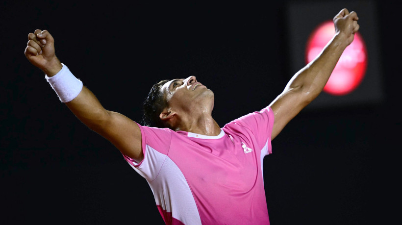 Argentino Sebastián Báez comemorando após vencer o francês Alexandre Muller na final do ATP 500 Rio Open, no Jóquei Clube da Gávea, Rio de Janeiro, Brasil, no dia 23 de fevereiro de 2025