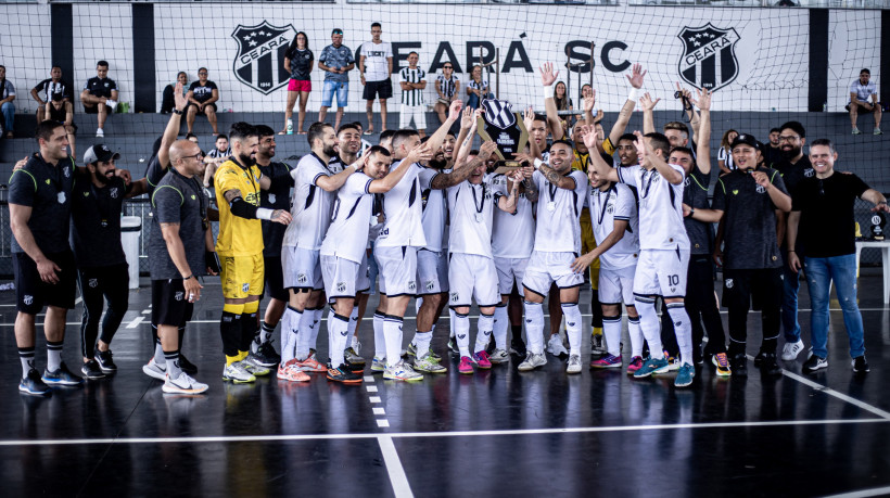 Elenco do Ceará comemora a conquista da Taça Dimas Filgueiras 