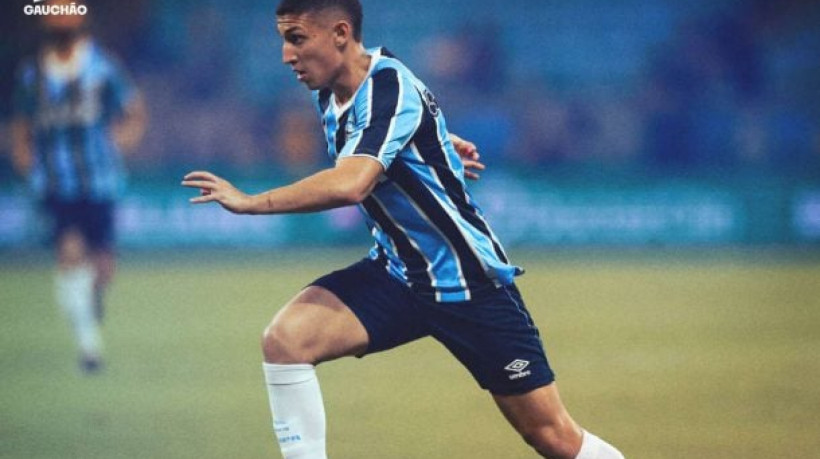 Tricolor reclama especificamente de lance em que Monsalve é claramente derrubado por Abner: 'Alguém consegue entender os critérios do VAR?'