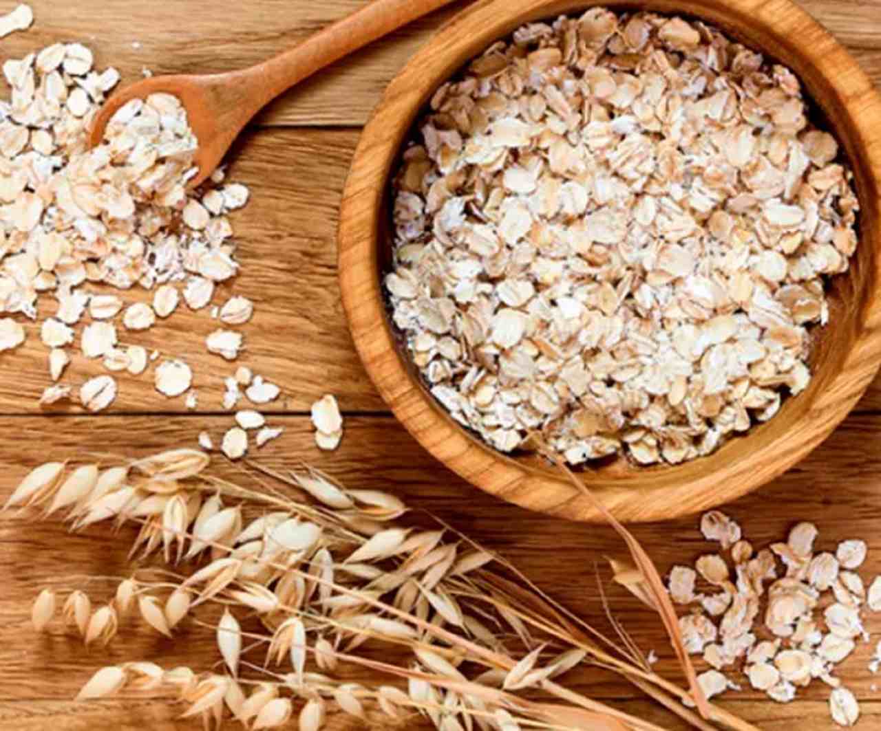 O farelo de aveia é rico em fibras alimentares, fato que ajuda a apoiar a função intestinal saudável. De fato, apenas uma xícara (94 gramas) deste alimento contém impressionantes 14,5 gramas de fibra, sendo 1,5 vezes a mais que a aveia, flocos ou farinha.