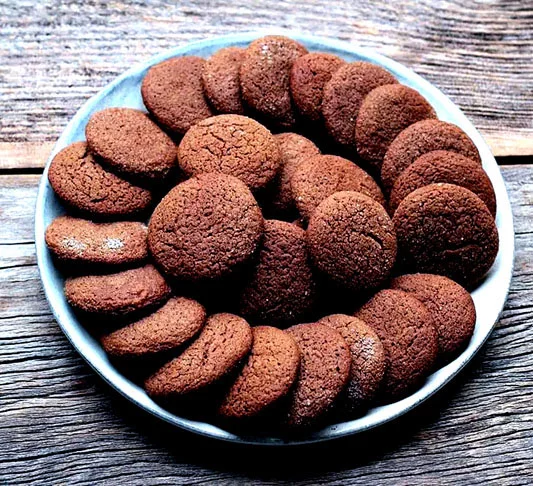 Dessa forma, são considerados alimentos ultraprocessados produtos industrializados, pobres nutricionalmente e ricos em calorias. 