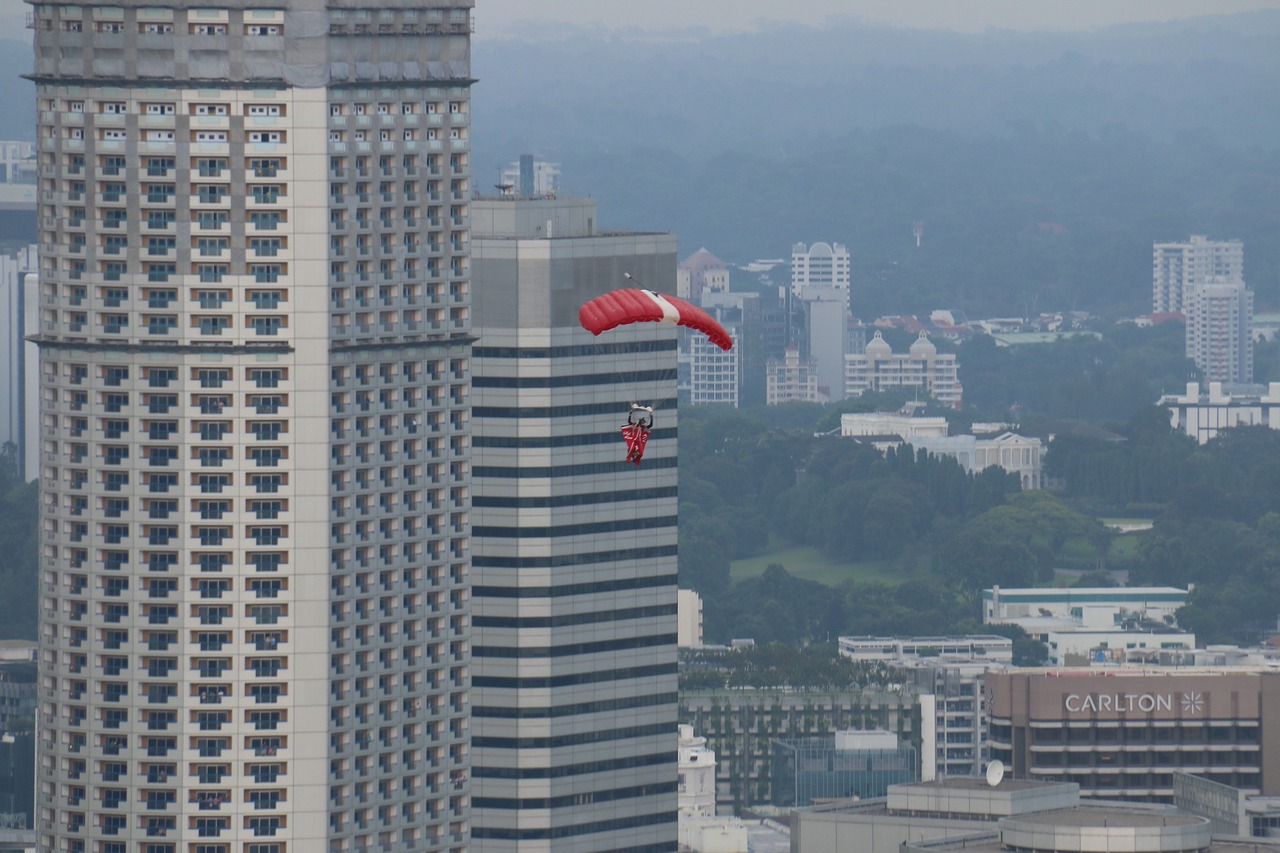 O parapente é um planador ultraleve flexível que evoluiu do paraquedas. Apesar dessa ideia ter pertencido inicialmente ao americano Barish, foram três franceses que iniciaram a modalidade em Mieussy. Parapente é a junção de Para de paraquedistas com o termo pente, que em francês significa encosta