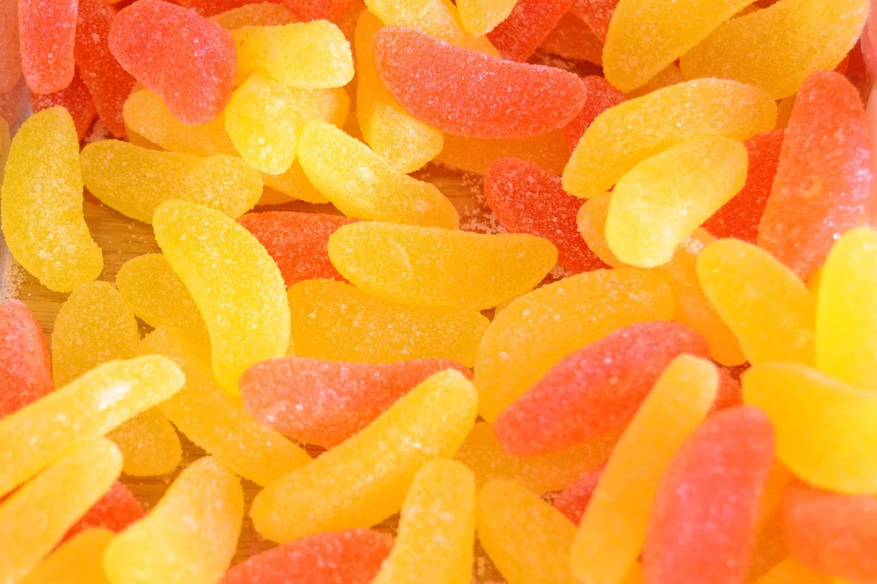 Em setembro de 2023, a Assembleia Legislativa de São Paulo aprovou um projeto de lei que proíbe a venda de alimentos ultraprocessados em unidades de ensino. A proposta prevê ainda a proibição de produtos congelados e prontos para o aquecimento. 