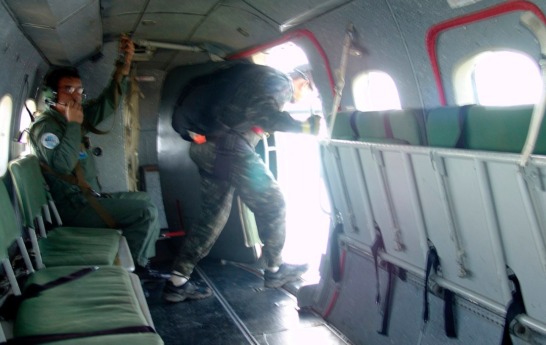 Com a formação de unidades especializadas em salto (paraquedistas), a Força Aérea de quase todos os países dispõe assim de uma possibilidade de colocar tropas no solo a partir do céu, possibilitando-as de serem transportadas mais rapidamente.