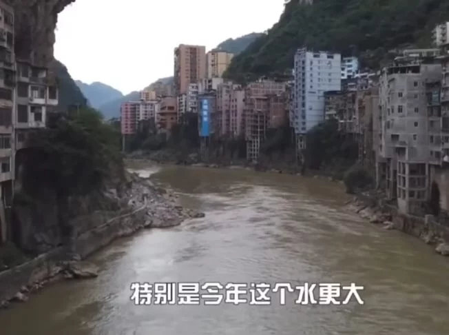 A cidade é desse jeito por conta de alguns aspectos bem particulares. Um deles é o fato dela estar localizada às margens do rio Hengjiang, cercada por altas e íngremes montanhas de ambos os lados, além de uma vegetação densa.