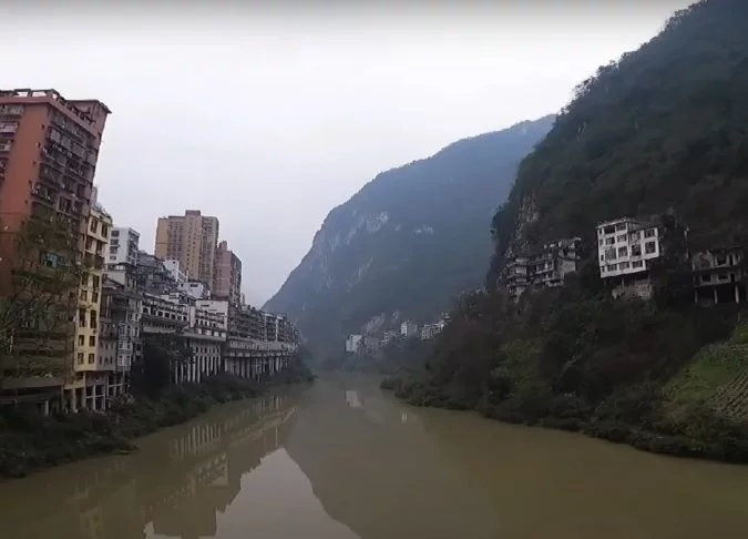 Além da excentricidade da cidade em si, as principais atrações turísticas de Yanjin incluem o Vale de Yanjin (foto), a Ponte de Pedra de Shuanglong, o Templo de Baisha e as Grutas de Longyu.
