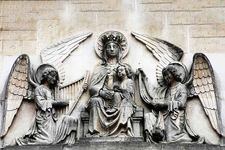 De acordo com a tradição religiosa e cultural, os anjos são frequentemente representados tocando os seguintes instrumentos: Harpa, trombeta, lira e cítara.