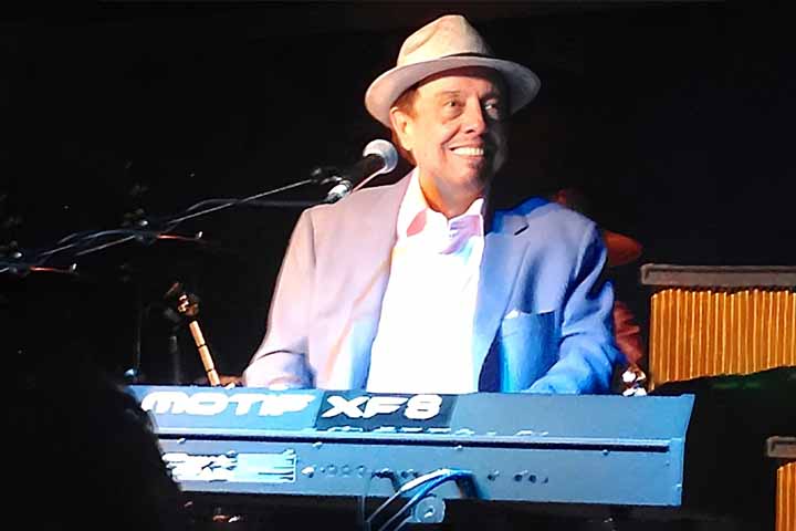 Mendes conquistou a estatueta do Grammy, considerado o “Oscar da música”, em 1993, na categoria de Melhor Álbum de World Music pelo disco “Brasileiro”. Ele faturou ainda dois Grammys Latinos.
