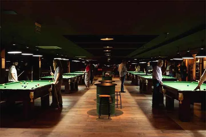 Os locais onde mais se joga sinuca incluem o Reino Unido, onde o snooker é extremamente prestigiado, além de EUA, China, Austrália e Brasil. Bares, clubes e salões de bilhar são os espaços mais comuns, mas também há academias especializadas no esporte.