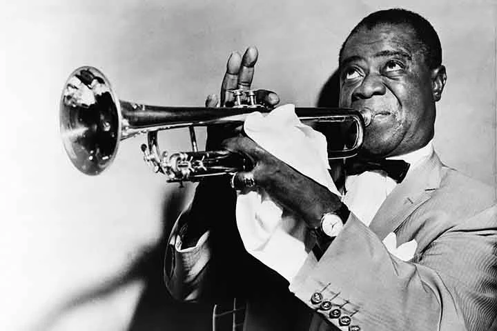 Com sua voz rouca e um timbre único, Louis Armstrong também foi cantor. Ele conquistou seu primeiro Grammy aos 63 anos. Em 1967, lançou What a Wonderful World”, canção que o projetou mundialmente e até hoje é tocada. 
