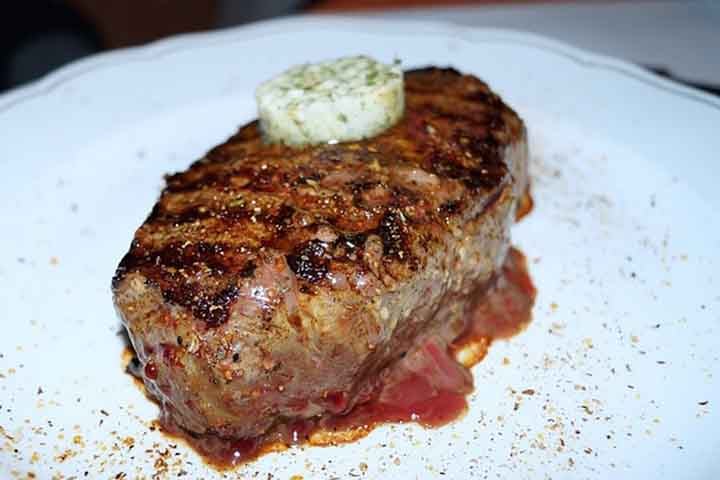 Uma dose típica de whey protein pode fornecer a mesma quantidade de proteína que um bife de carne bovina ou quatro ovos, sendo uma opção conveniente para quem tem uma rotina agitada.