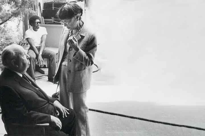 Ela chegou a dar aulas de francês, mas logo desistiu da profissão para estudar desenho na Chouinard Art School, de Los Angeles. 
