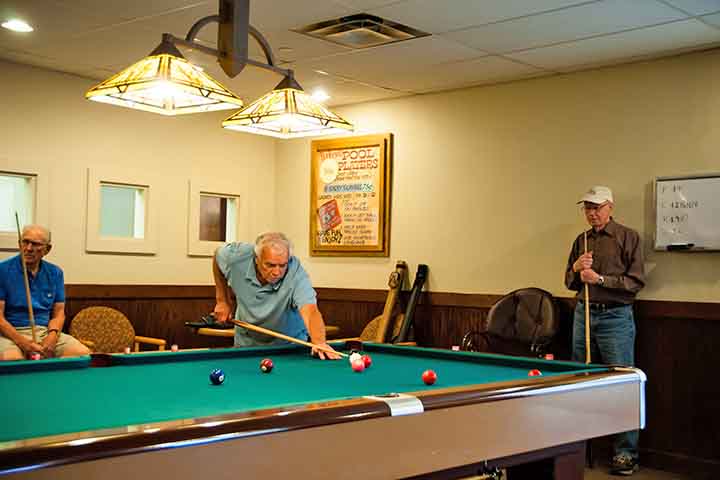 O jogo também é bastante popular entre idosos como forma de entretenimento e também de socialização.
