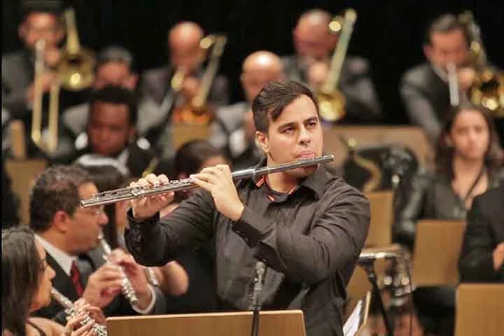 Flauta: Tubo cilíndrico de sopro sem palheta, com som claro e ágil. A flauta transversal moderna foi aperfeiçoada no século XIX por Theobald Boehm na Alemanha. Executa melodias brilhantes e ornamentações rápidas na orquestra.
