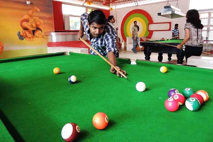 As regras da sinuca variam conforme a modalidade. No snooker, por exemplo, os jogadores devem encaçapar bolas coloridas em sequência específica