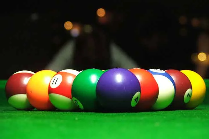 Já no pool, a disputa pode ser entre bolas lisas e listradas. Faltas incluem tacadas irregulares e encaçapes errados.
