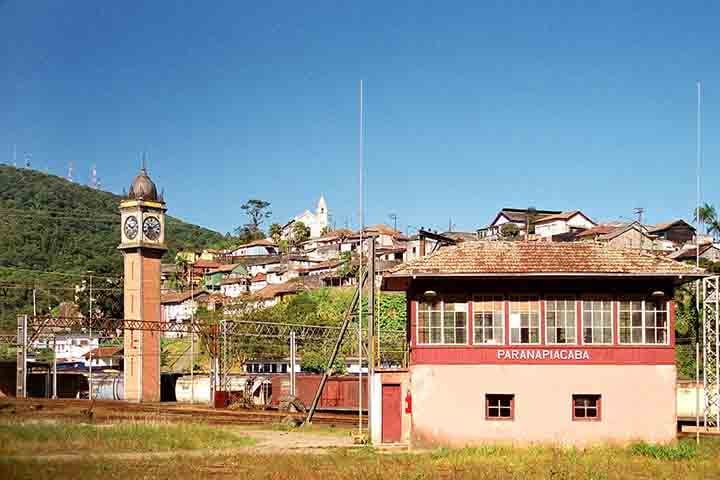 Inaugurada em 1867, a Estação de Paranapiacaba é uma das mais emblemáticas do Brasil, famosa pela sua arquitetura inglesa e pela complexidade do sistema ferroviário da época. Situada em um charmosa vila, Paranapiacaba se candidatou a Patrimônio Mundial da Humanidade e é um destino popular para os turistas que partem de São Paulo.
