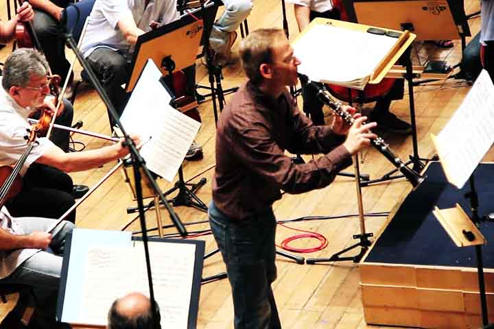 Clarinete: Tem palheta simples e grande extensão tonal, com som suave e versátil. Inventado na Alemanha no início do século XVIII por Johann Christoph Denner. Une agilidade melódica com harmonia rica, ligando madeiras e metais.
