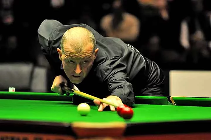 Um expoente na sinuca é o britânico Steve Davis. Ele  dominou o circuito profissional nos anos 1980, conquistando seis títulos mundiais e revolucionando o jogo com sua técnica precisa e mentalidade estratégica.