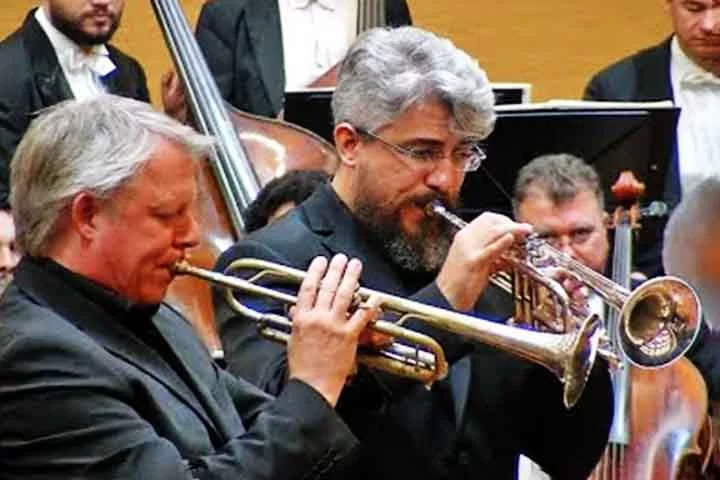 Trompete: Tubo enrolado com som brilhante e penetrante. Usado desde a Antiguidade, foi modernizado no século XIX com válvulas por Heinrich Stölzel na Alemanha. Toca fanfarras, temas heroicos e solos vibrantes.