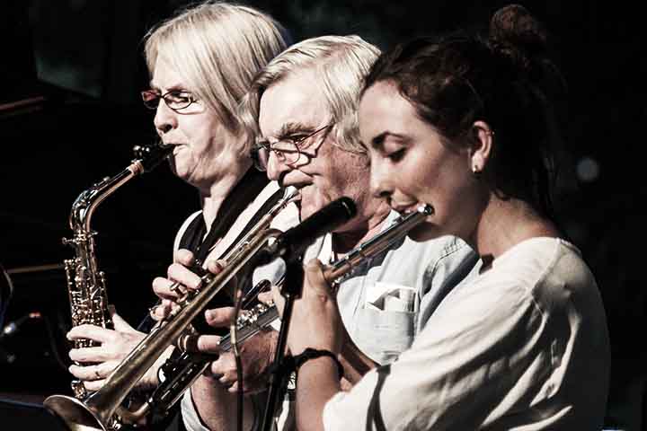 Hoje a flauta é utilizada em diversos gêneros musicais, desde a música clássica até o jazz e a música folclórica. Seu som suave é apreciado em solos melódicos e em composições orquestrais para criar atmosferas leves e emocionais