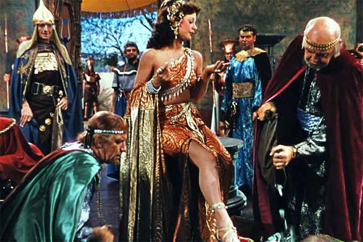 No ano seguinte, em 1951, a figurinista recebeu premiação dupla na categoria por “A Malvada”, com Bette Davis, e “Sansão e Dalila”, dirigido por Cecil B. DeMile. 